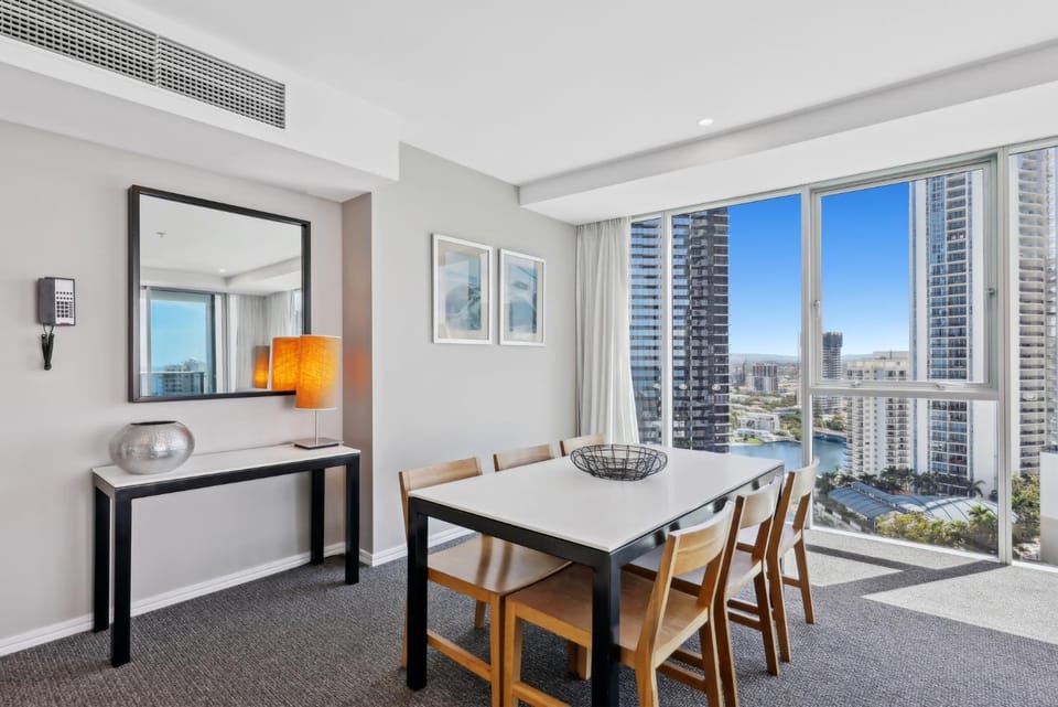 Modern 2-Bed with Pool Access in Surfers Paradise Apartment in Surfers Paradise Boulevard
