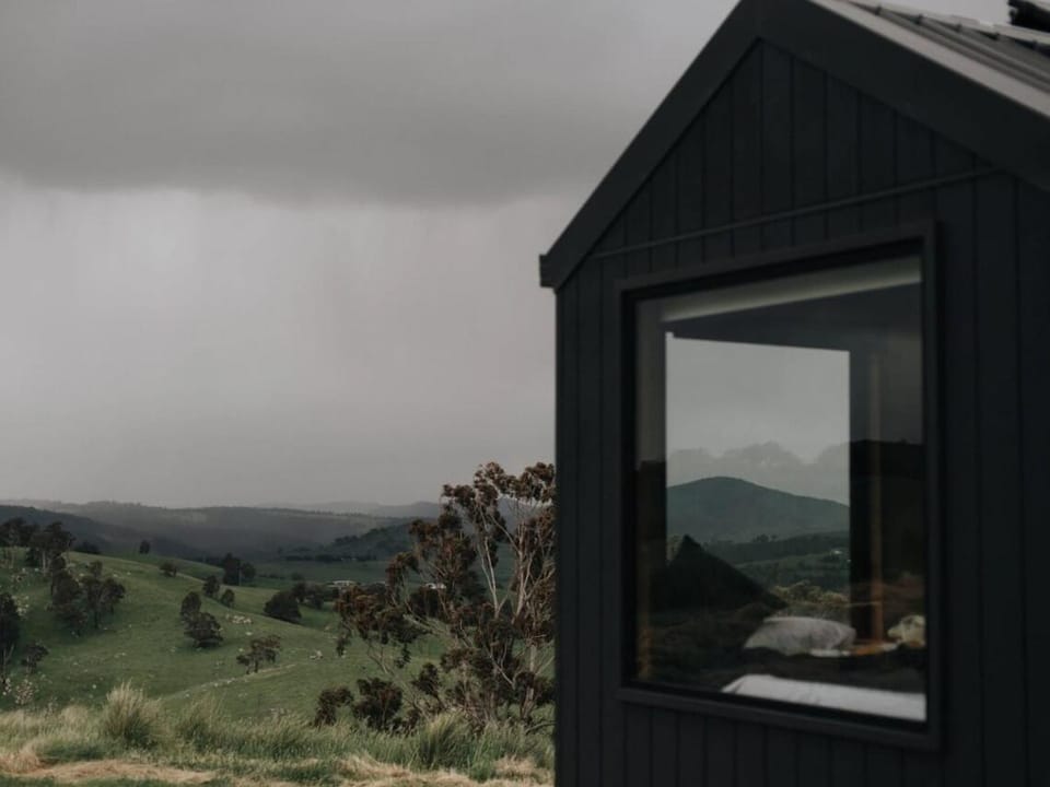 Remote Off-Grid Cabin Hidden in Nature - Hot Tub - Tibor Cabin in Duckmaloi