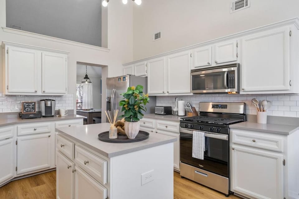 Fun and Stylish Stay with Pool Table and Fire Pit! House in Round Rock