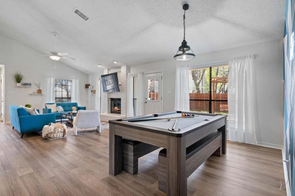 Fun and Stylish Stay with Pool Table and Fire Pit! House in Round Rock