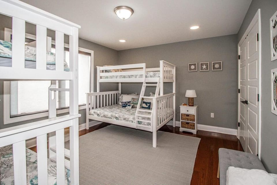 Bed, Photo of the whole room, Bedroom, bunk bed
