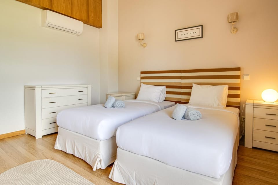 Bed, Photo of the whole room, Bedroom, air conditioner