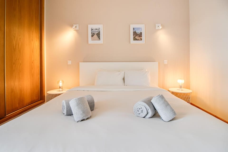 Bed, Bedroom, towels