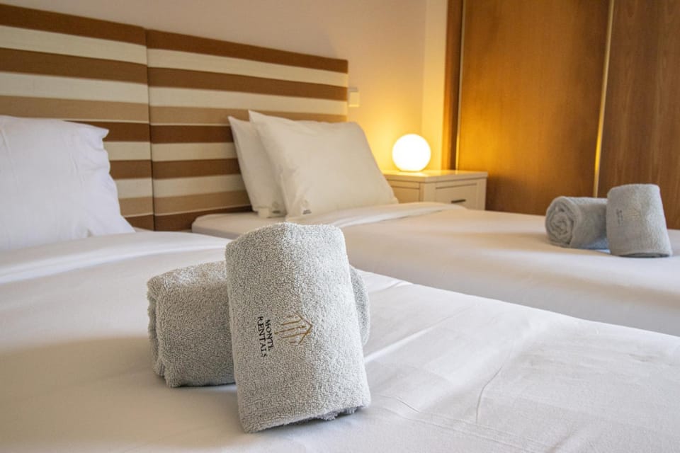 Bed, Bedroom, towels