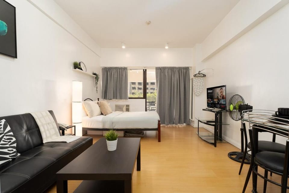 Comfy Greenbelt Suite - Fiber Wifi & Free Pool Apartment in Pasay