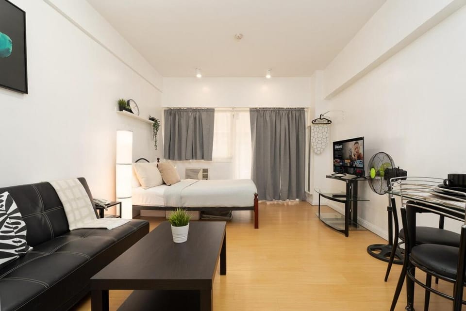 Comfy Greenbelt Suite - Fiber Wifi & Free Pool Apartment in Pasay
