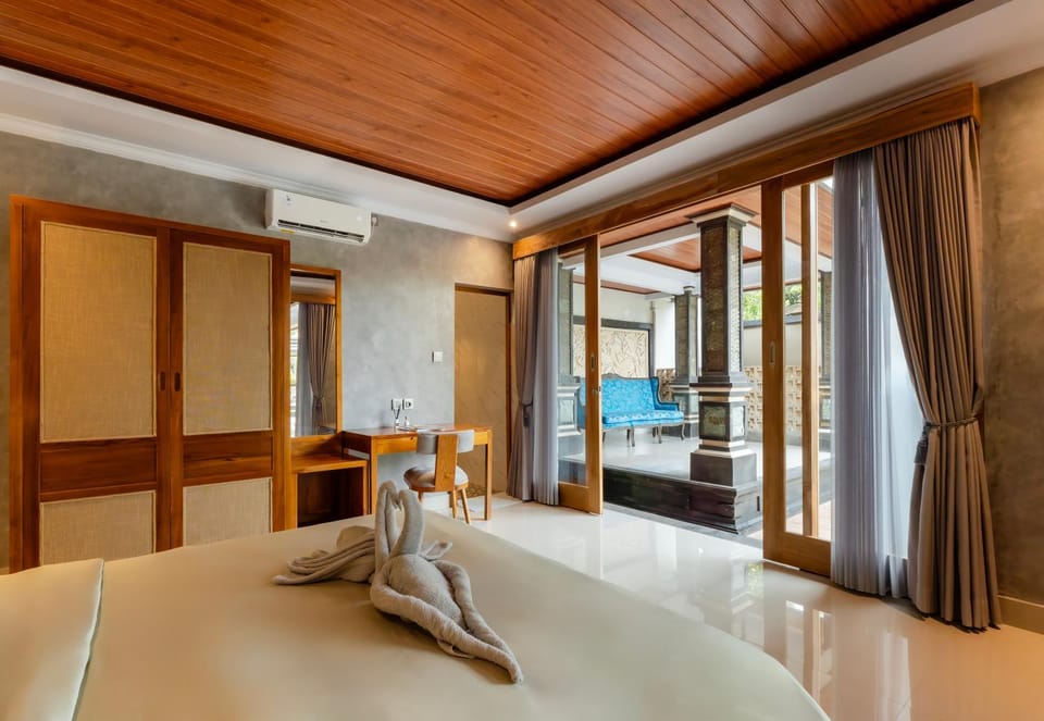 Bed, Living room, Photo of the whole room, Seating area, Bedroom