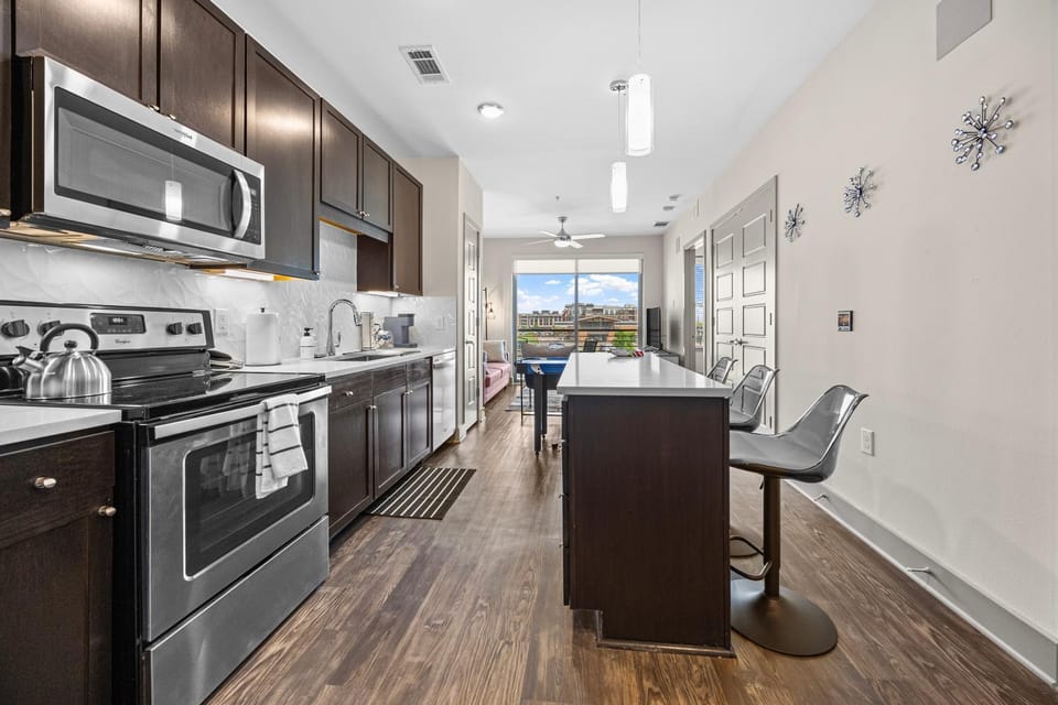 Stylish 1BR Retreat with Pool & Gym Apartment in Frisco