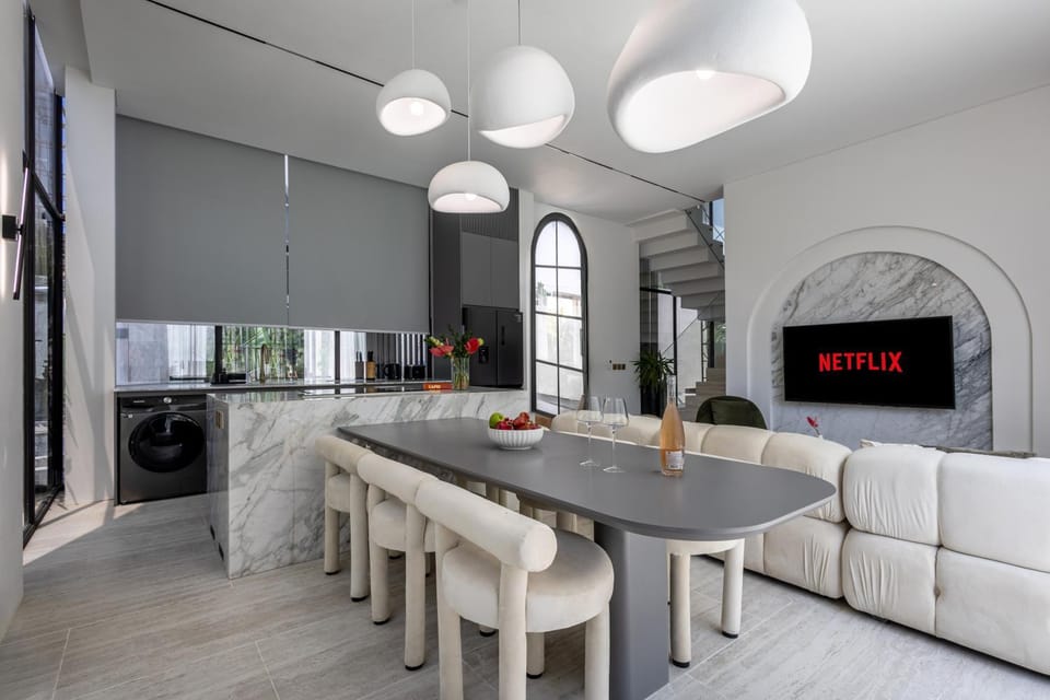 TV and multimedia, Living room, Seating area, Dining area