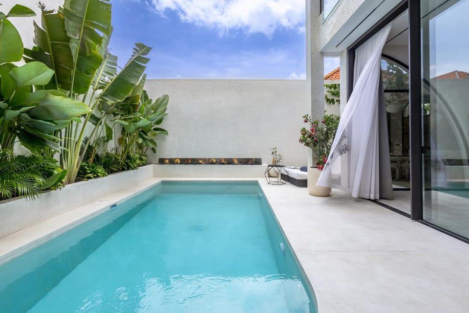 Property building, Day, Pool view, Swimming pool, Swimming pool, sunbed