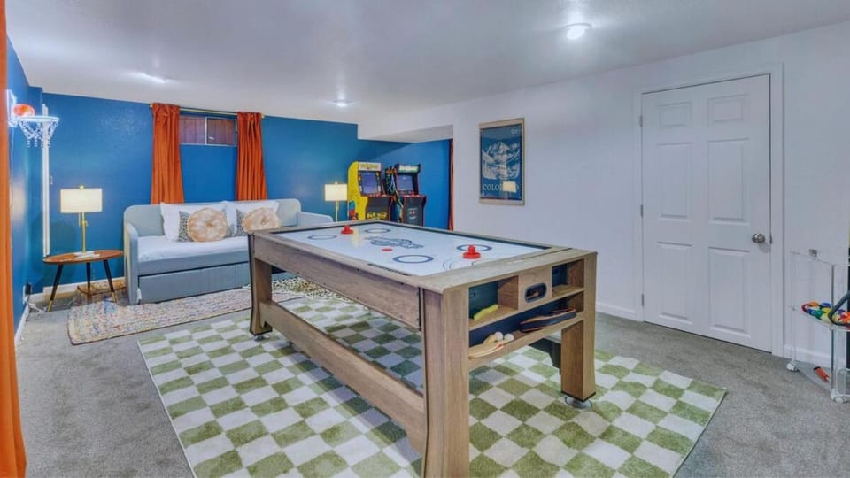 15min to Denver - AirHockey - Arcade - Minigolf - Sleeps10 House in Westminster
