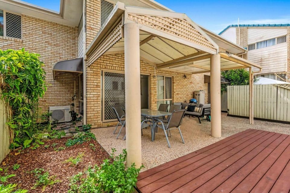 Property building, Patio, Garden, Balcony/Terrace, Dining area