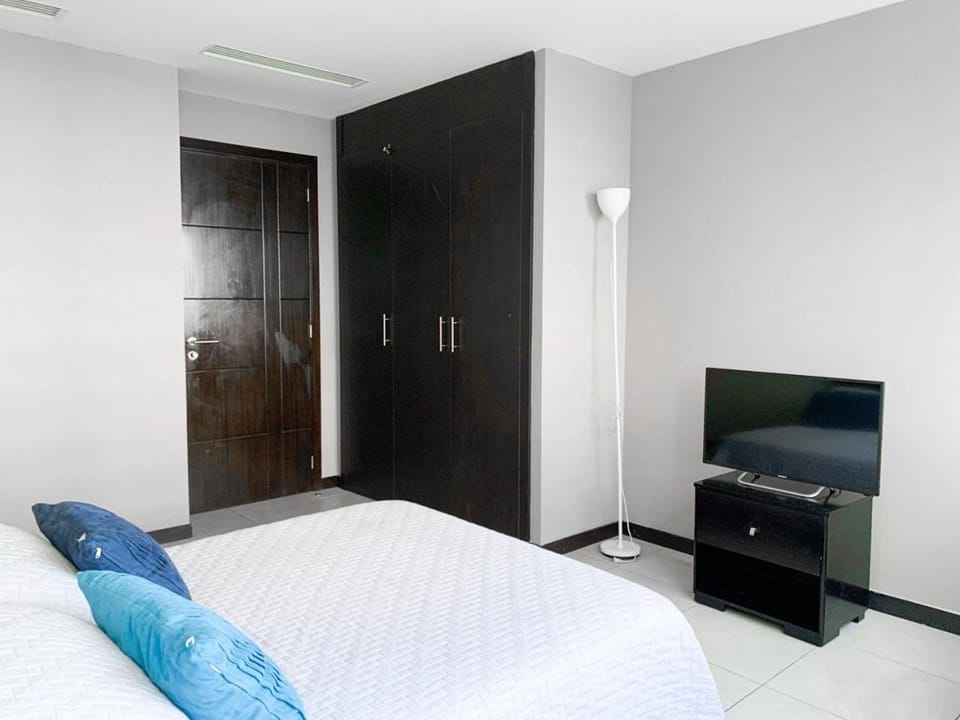 Bed, TV and multimedia, Photo of the whole room, Evening entertainment, Bedroom, wardrobe