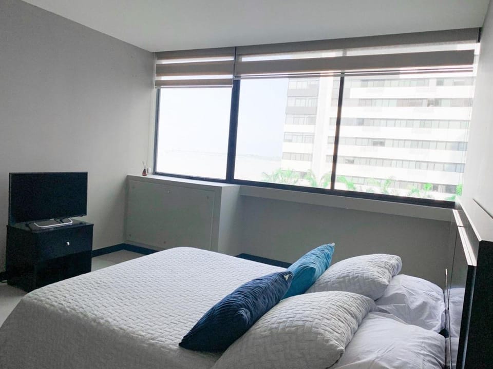 Bed, TV and multimedia, Photo of the whole room, Bedroom