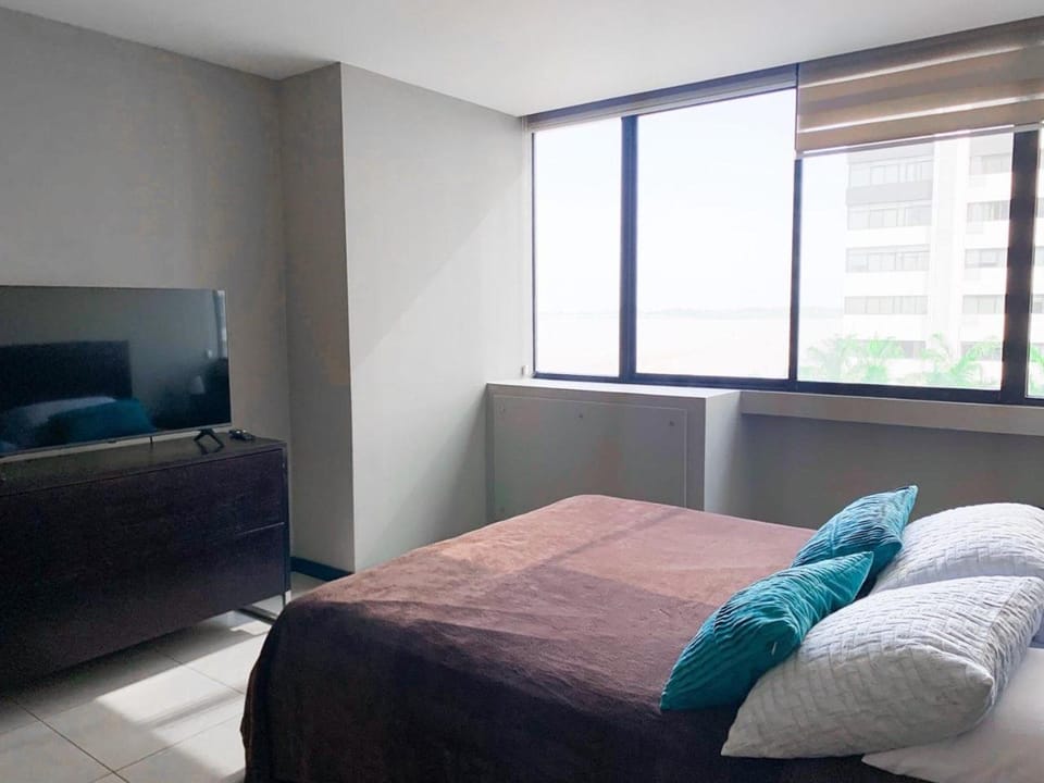 Bed, TV and multimedia, Photo of the whole room, Bedroom