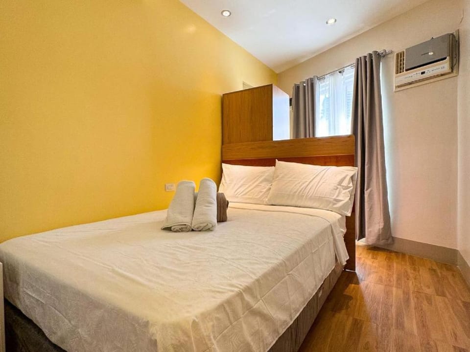 Bed, Bedroom, towels, air conditioner