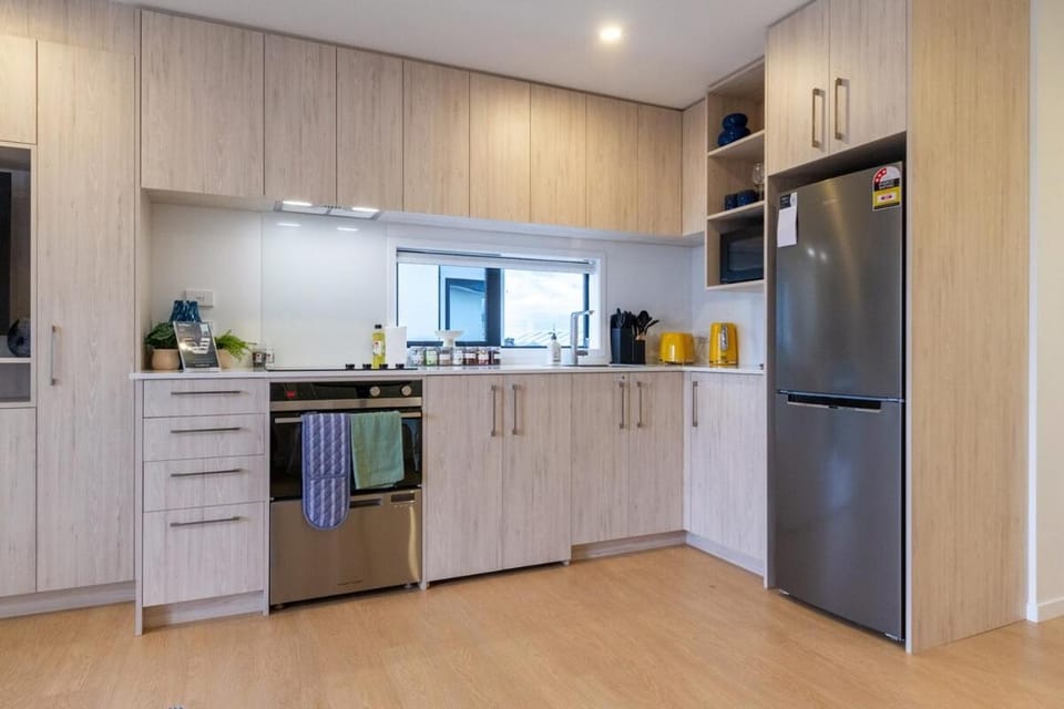 Coffee/tea facilities, Kitchen or kitchenette, oven, stove, toaster