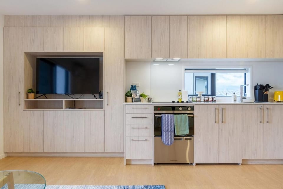 TV and multimedia, Kitchen or kitchenette, oven, stove