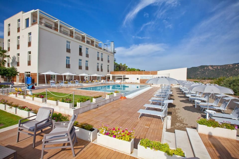 Property building, Spring, Day, Pool view, Swimming pool, sunbed