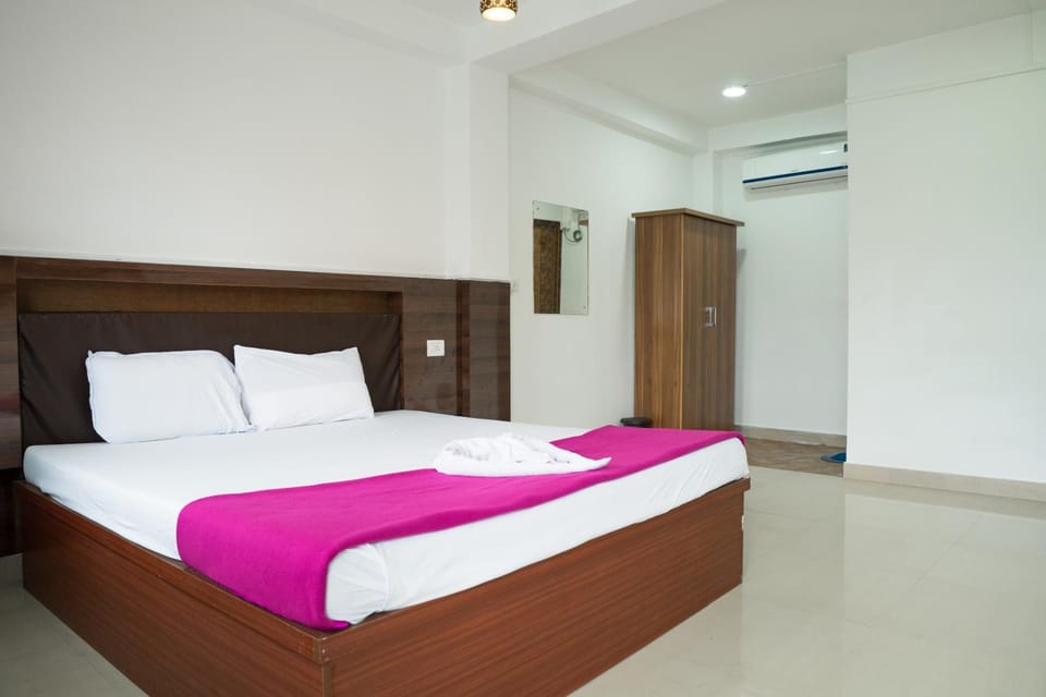 Bed, Photo of the whole room, Bedroom, towels, wardrobe, air conditioner