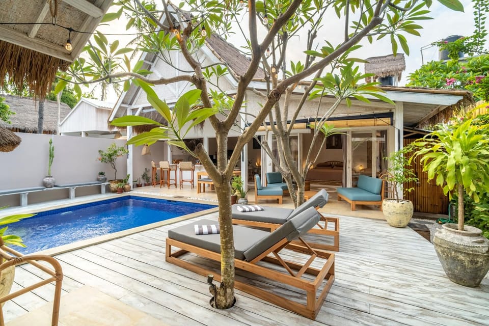 Property building, Patio, Balcony/Terrace, Swimming pool, sunbed