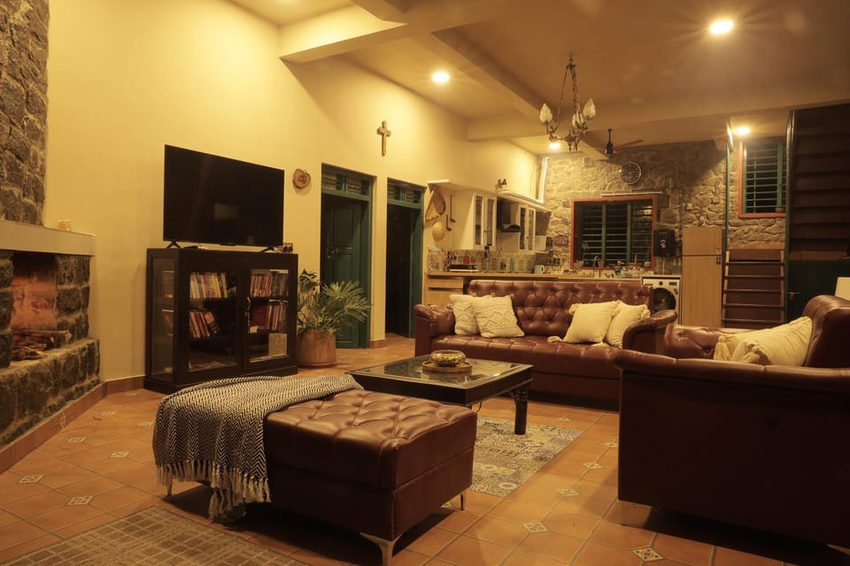 TV and multimedia, Living room, Seating area, fireplace, kitchen