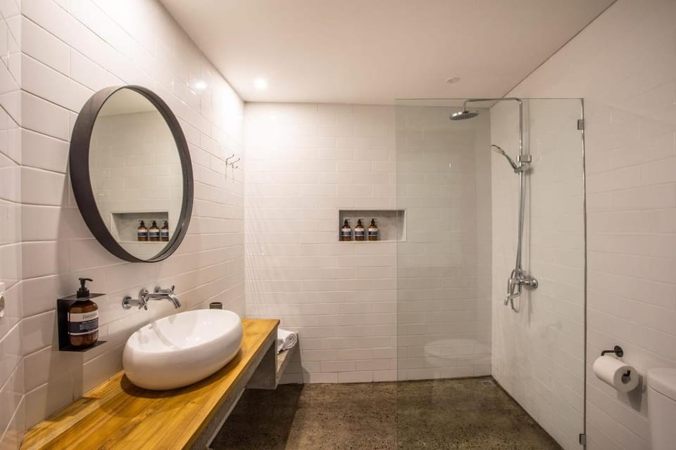 The Echo Studios 4 HUGE 100m to beach Apartment in North Kuta