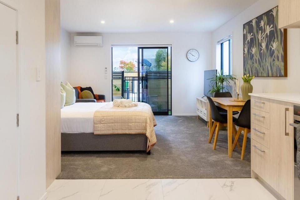 Bed, Living room, Photo of the whole room, Dining area, Bedroom