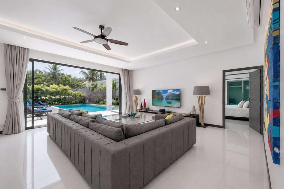 TV and multimedia, Living room, Pool view