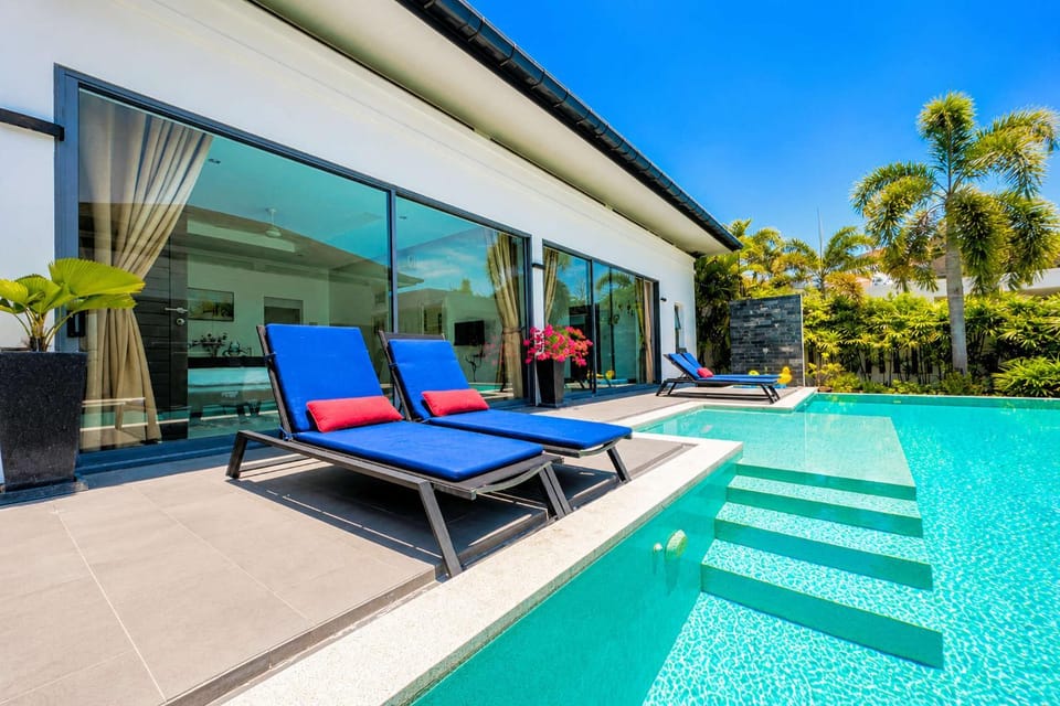 Property building, Swimming pool, sunbed