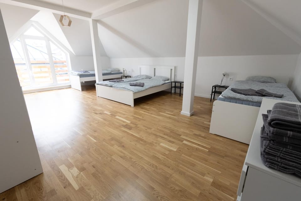 Bedroom, Text overlay