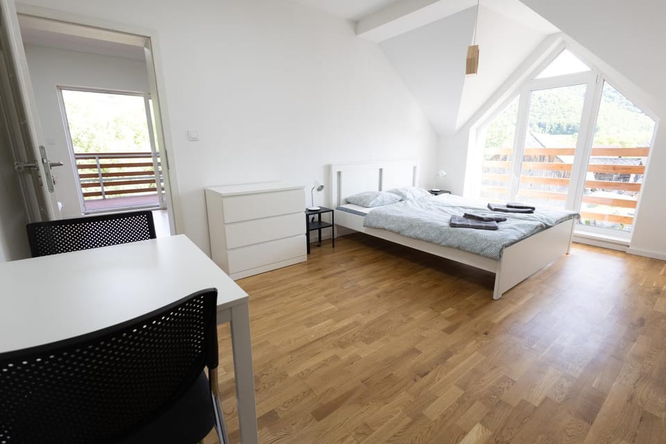 Bedroom, Text overlay