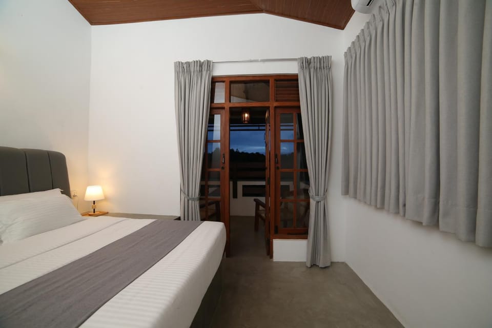Bed, Balcony/Terrace, Photo of the whole room, Bedroom, Mountain view, wardrobe, air conditioner