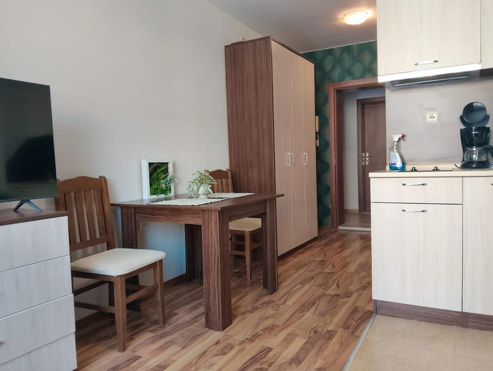 Kitchen or kitchenette, Dining area, wardrobe