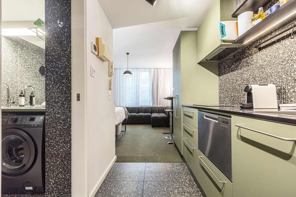 Stylish studio apartment opposite Carlton Gardens Apartment in Melbourne