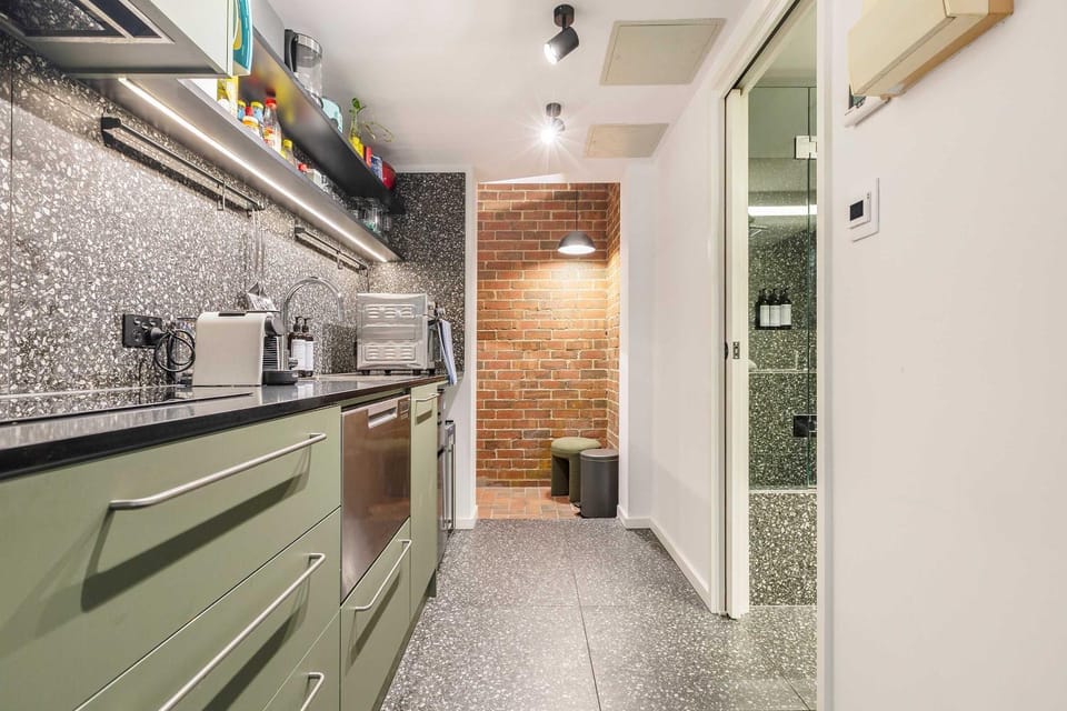 Stylish studio apartment opposite Carlton Gardens Apartment in Melbourne