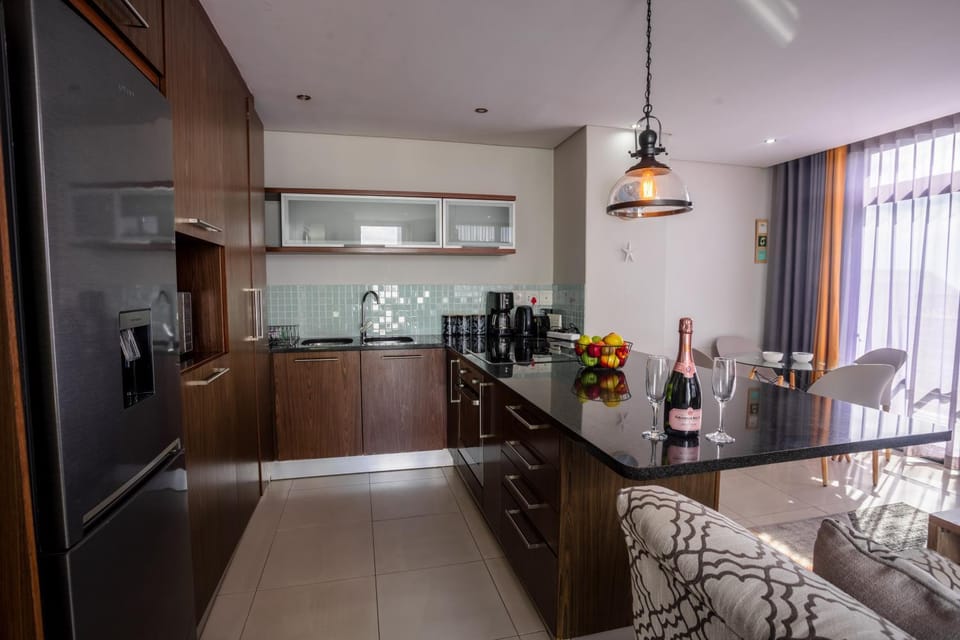 Coffee/tea facilities, Kitchen or kitchenette, oven, stove