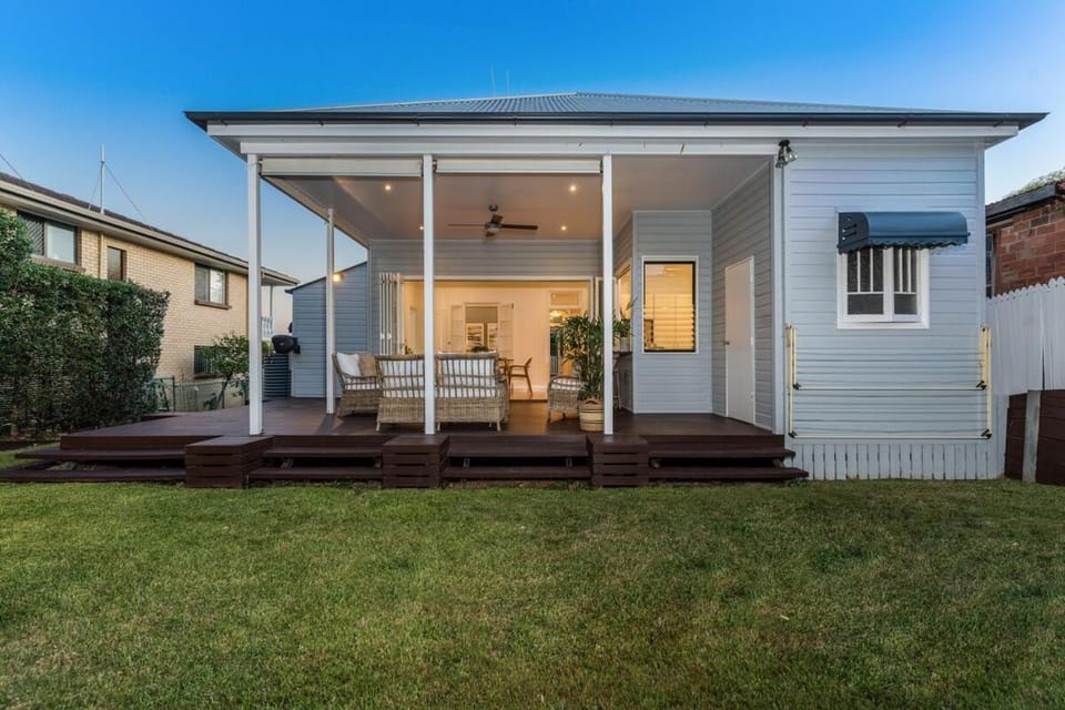 Luxury Queenslander Awaits! Sleeps 8, 3 car parks House in Brisbane