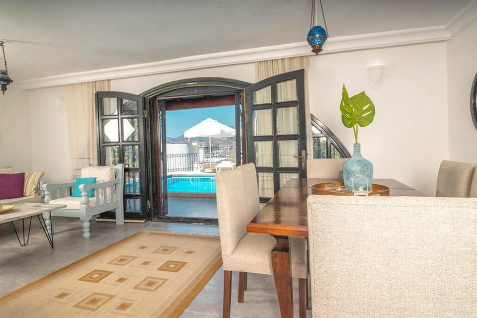 Seating area, Dining area, Pool view
