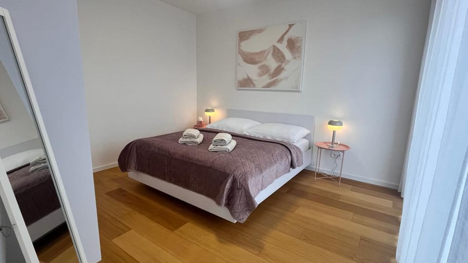 Photo of the whole room, Bedroom, towels