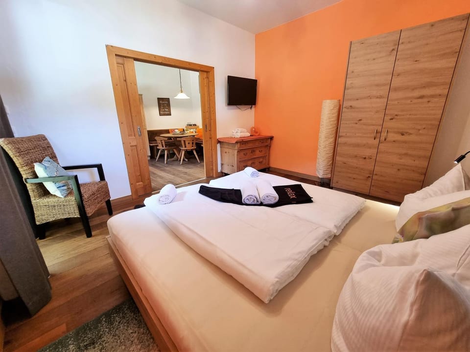 Bed, TV and multimedia, Photo of the whole room, Bedroom, wardrobe
