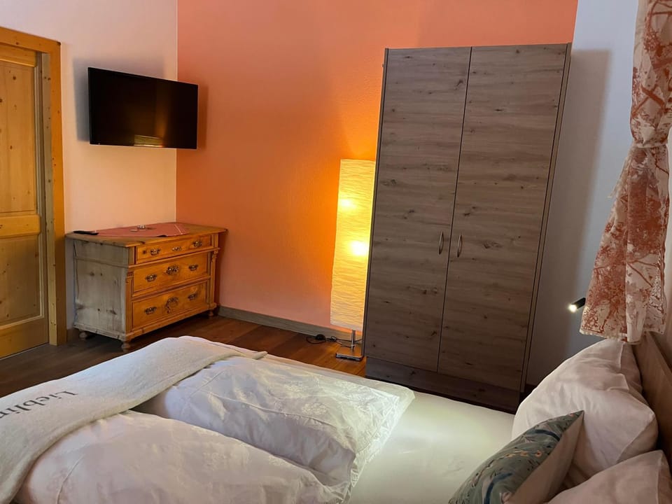 Bed, TV and multimedia, Photo of the whole room, Bedroom, wardrobe