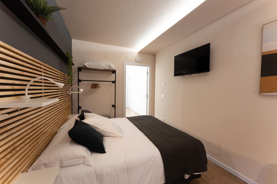 Bed, TV and multimedia, Bedroom, heating, air conditioner