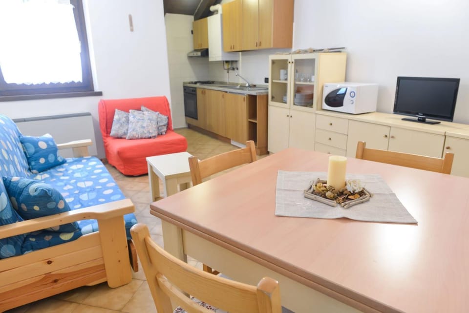 TV and multimedia, Kitchen or kitchenette, Living room, Dining area, stove