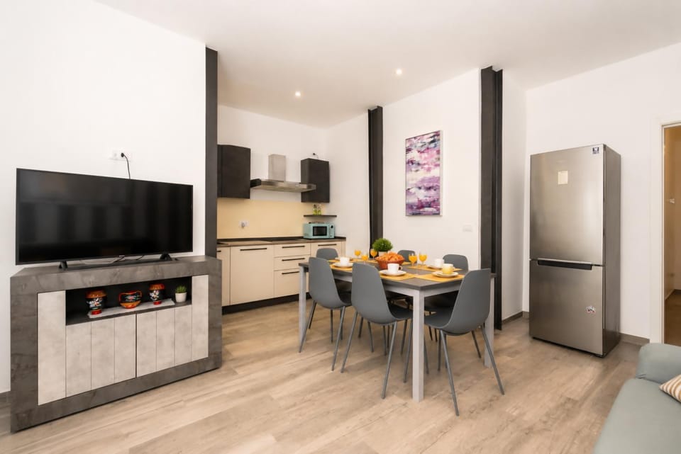 TV and multimedia, Kitchen or kitchenette, Living room, Dining area