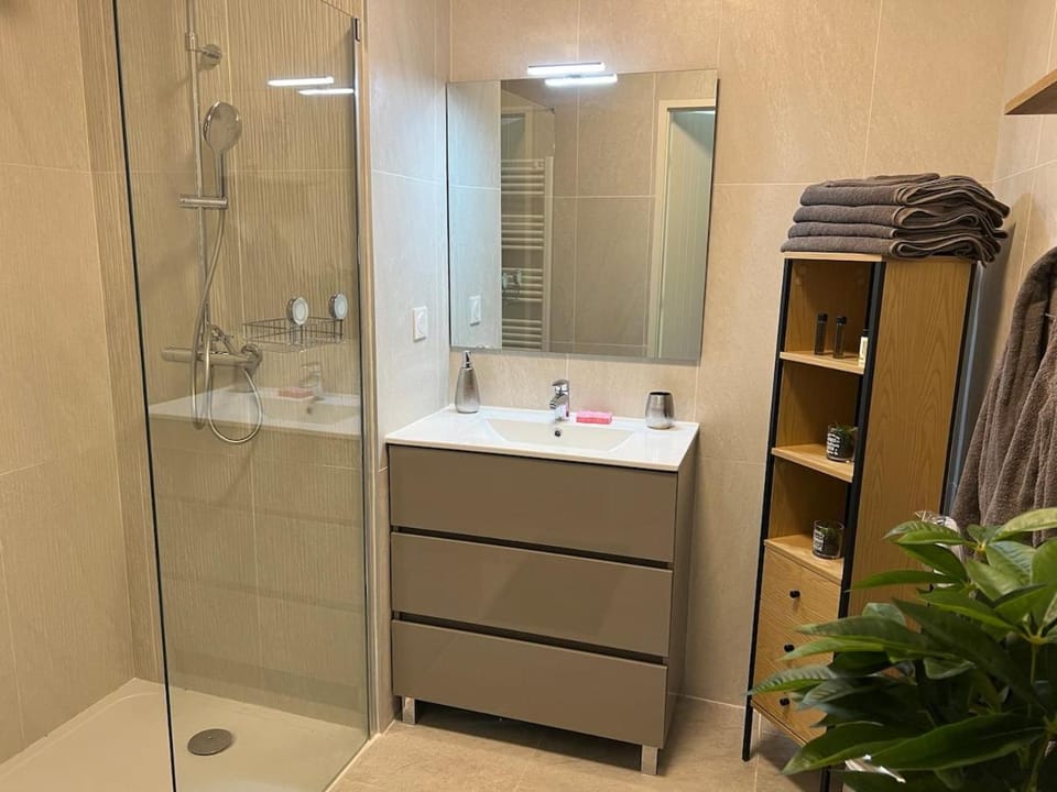 T2 neuf tout équipé ! Climatisation, wifi, parking privatif Apartment in La Seyne-sur-Mer