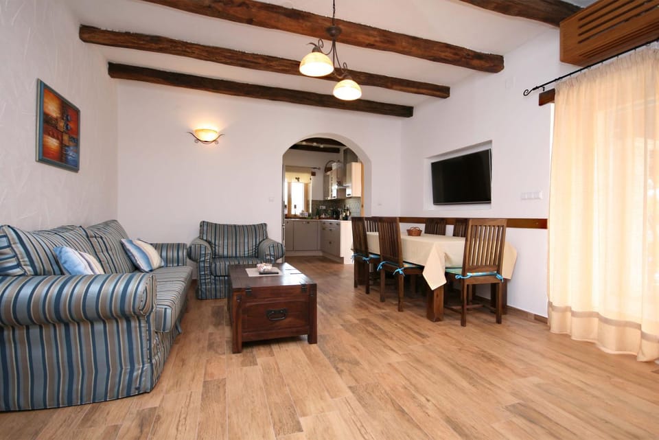 Communal lounge/ TV room, TV and multimedia, Living room, Seating area