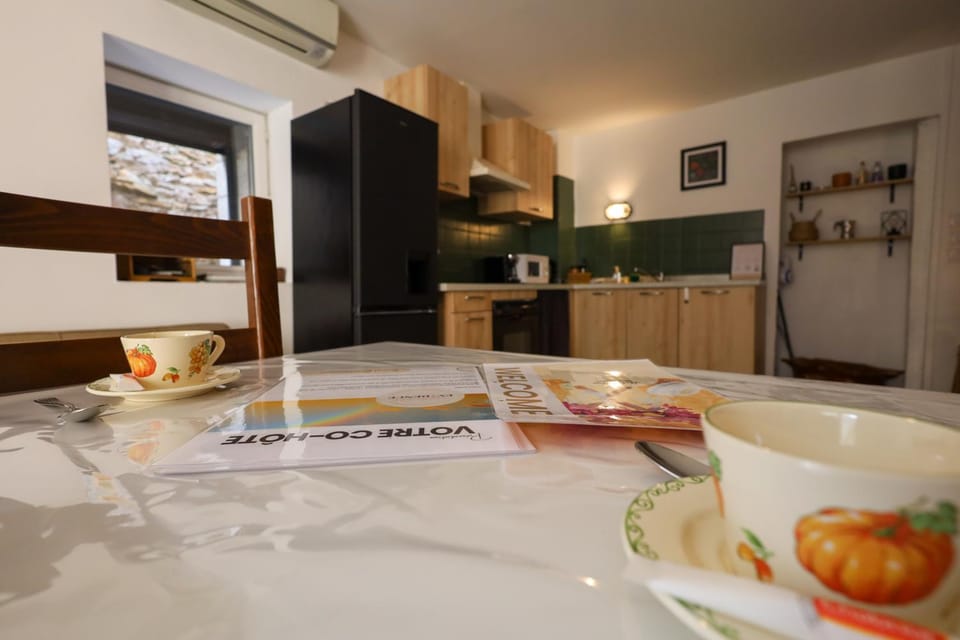 Kitchen or kitchenette, Food and drinks, Dining area, oven, pet friendly, stove