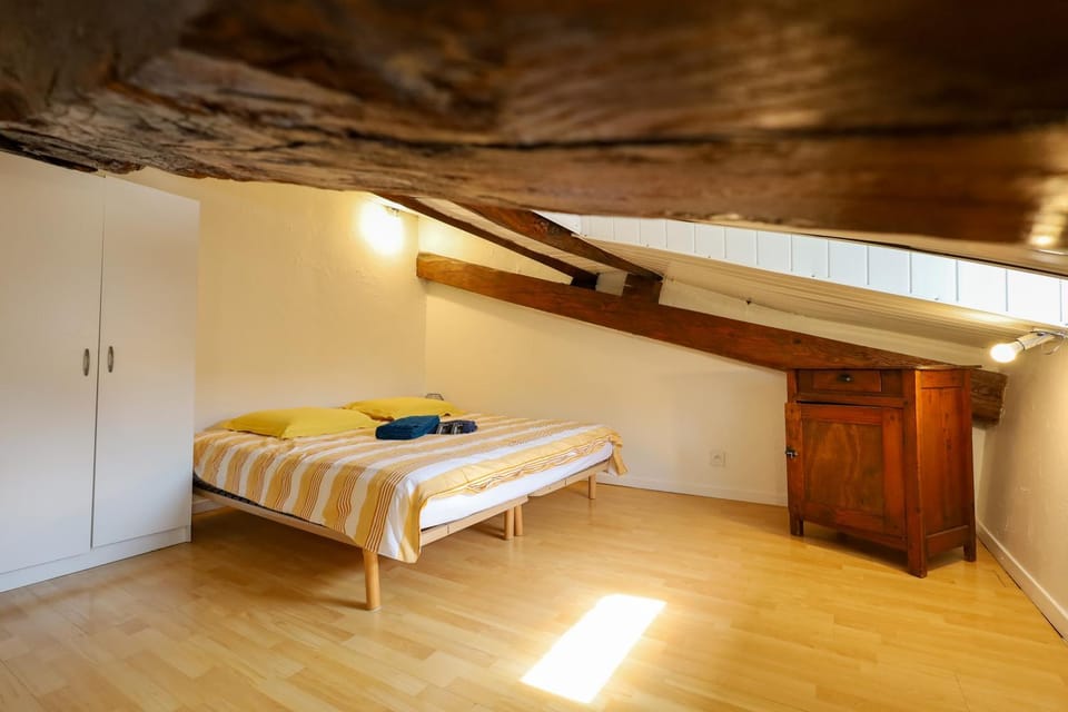 Bed, Photo of the whole room, Bedroom, towels