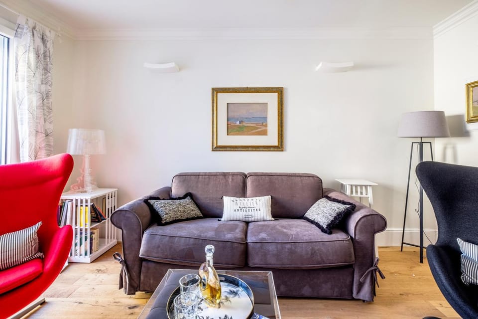 Day, Living room, Seating area